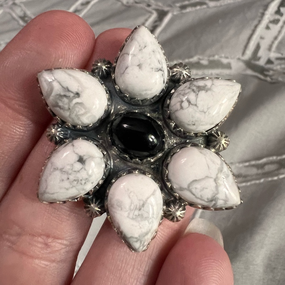 Gorgeous Sterling silver howlite and black onyx flower ring
